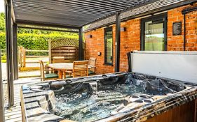 Cottage With Hot Tub - Near Cheltenham And Tewkesbury
